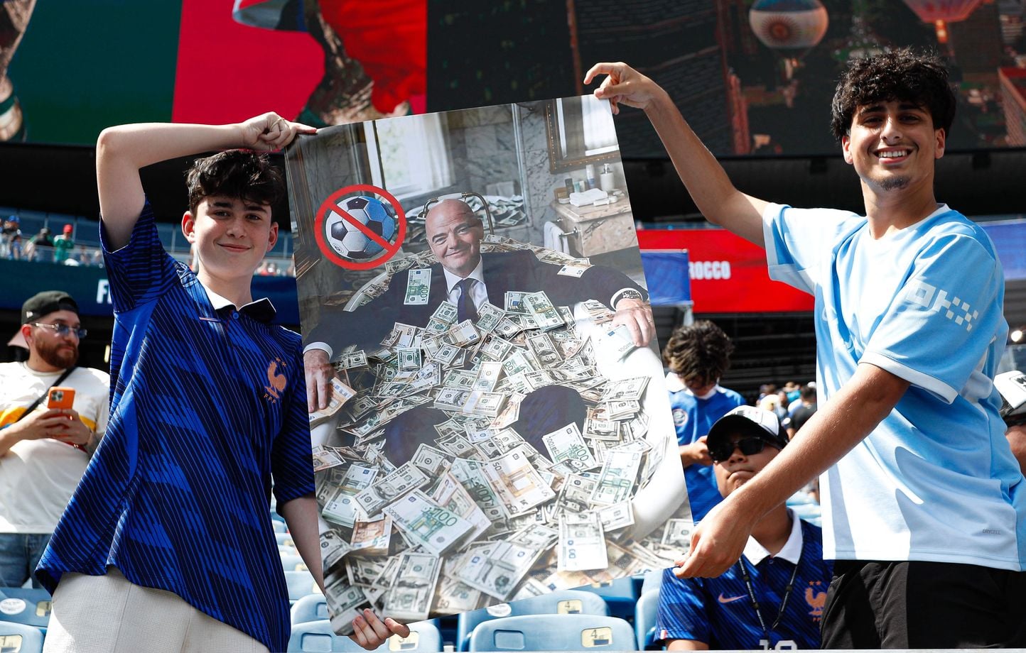 En imágenes – Mundial 2026: “Scarface” Infantino y Mbappé superestrella… La afición de cuartos de final está loca En imágenes – Mundial 2026: “Scarface” Infantino y Mbappé superestrella… La afición de cuartos de final está loca